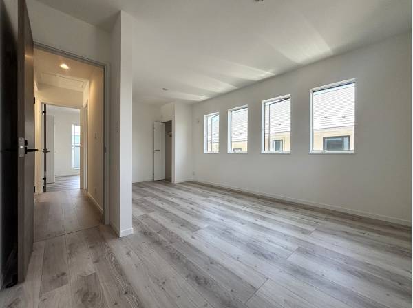 将来は2部屋にも分けられる、約10.2帖の広々洋室。