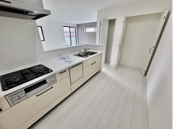 キッチンの横には収納スペースが沢山ありますよ！