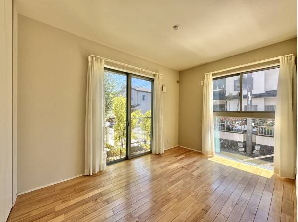 大きな窓から陽光が差し込む、心地よさに包まれる居室空間。