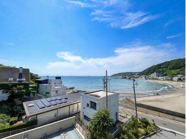 空と海の碧が混ざり合う美しい眺望