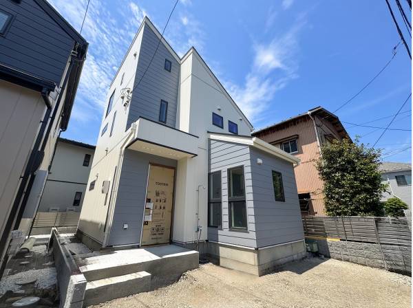 外壁の一部は耐久性と耐震性に優れたガルバリウム鋼板施工