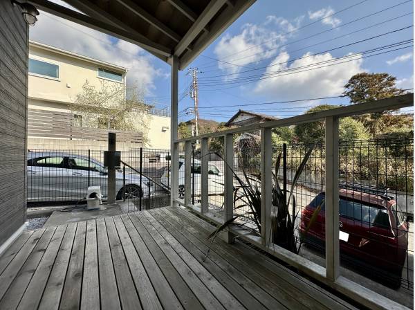 玄関までのアプローチは広々したウッドデッキが続きます