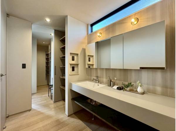 大きな鏡のある洗面スペース！