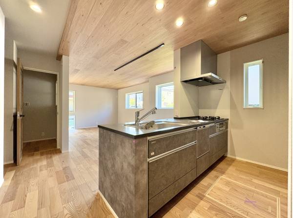 キッチンは対面式なのでリビング側を見渡すことが出来ます