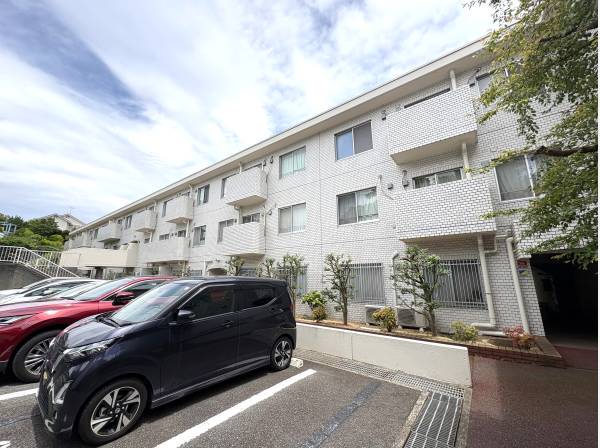 白いタイル張りが爽やかな外観！敷地内には駐車場も完備しています