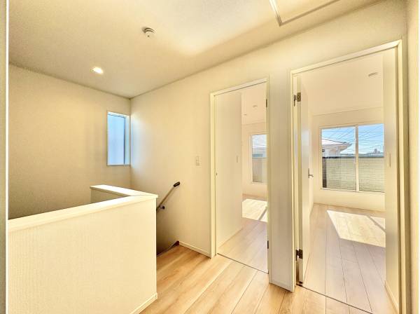 ２階の廊下はゆとりを持った設計に。