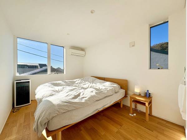 陽の光が心地よい明るいベッドルーム