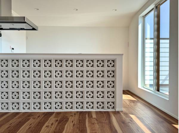 キッチン背面にはHANAブロックを採用