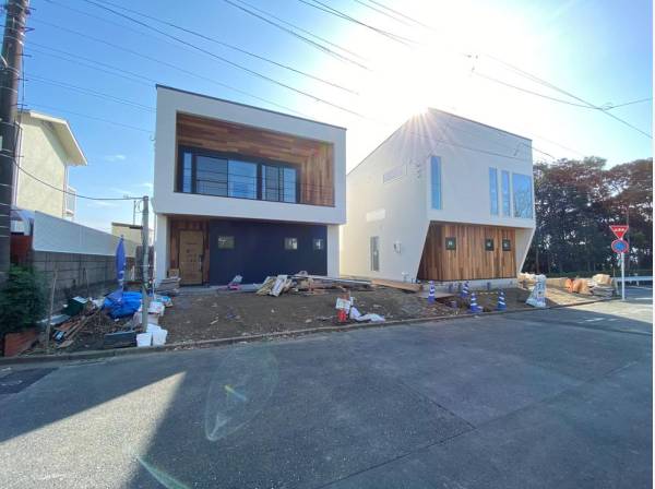 スタイリッシュな外観の全2棟となっています