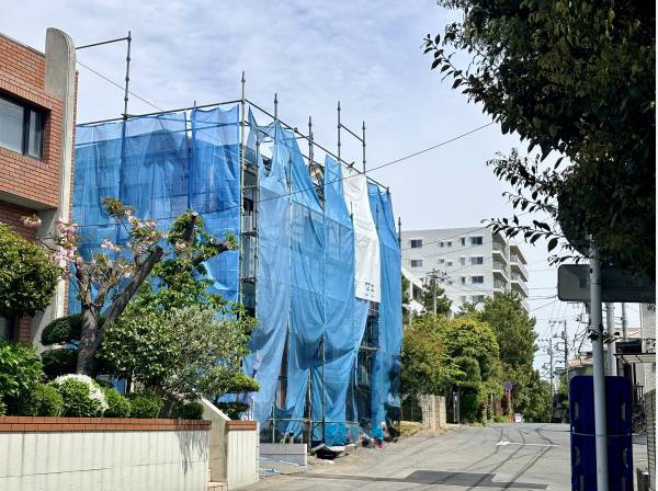 閑静な住宅街に佇みます。