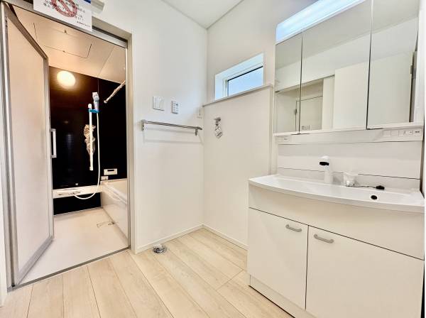 洗面所も余裕があります。