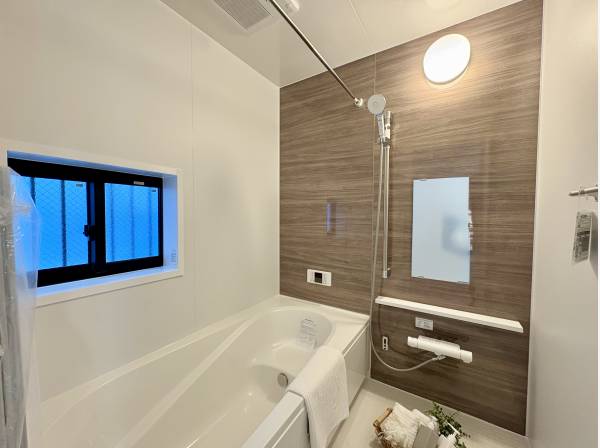 浴室乾燥機付きのバスルーム