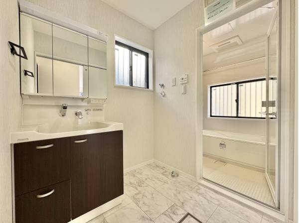 清潔感のある洗面室で、朝の支度も快適に。