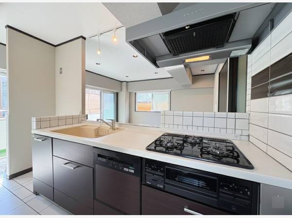 キッチンは食洗器付きとなり、日々の家事を手助けしてくれます