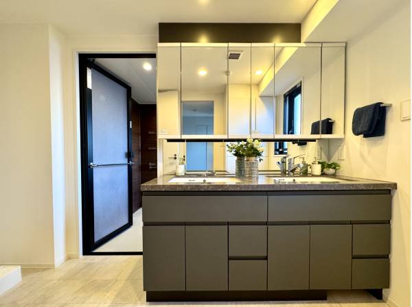 ダブルタイプの高級感あるパウダールーム