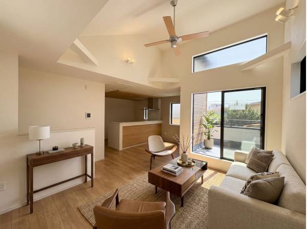 開放感のあるリビング。家具・小物はAIによるイメージ