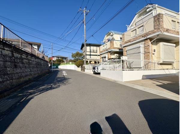 前面道路も広く駐車も楽々です。