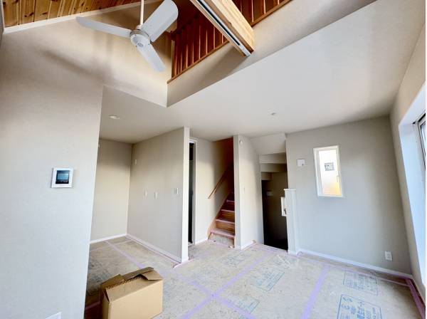 上部吹抜け天井のLDK