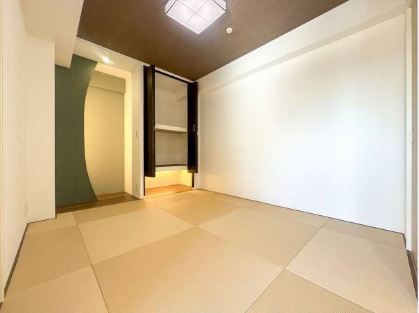 琉球畳とアーティスティックな床の間が印象的な和室