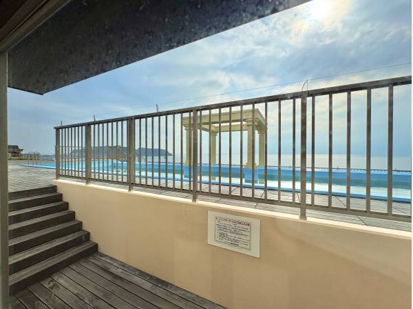 マンションの屋上にあるプールです