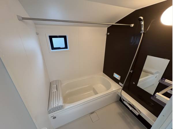 お風呂には浴室乾燥機が付いております。