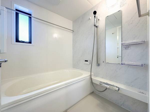 シンプルですっきりとした印象のバスルーム