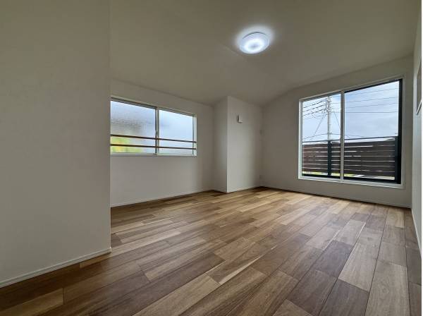 2階は洋室が3部屋ございます。
