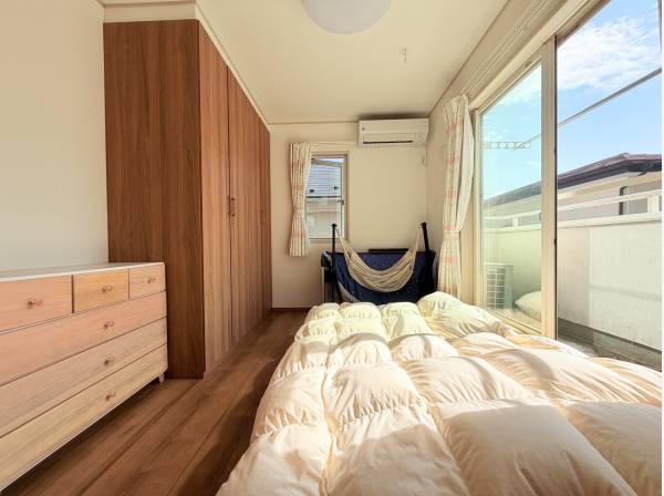 窓は南向きですが、こちら東側のお部屋は２つに仕切れる居室です♪