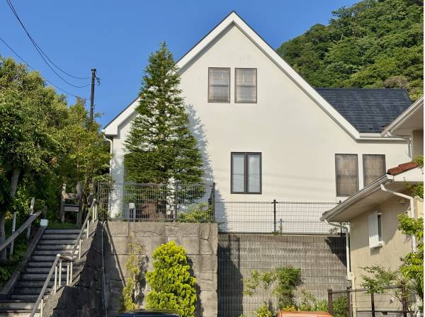 葉山の街並みに溶け込む三角屋根が印象的な注文住宅、駐車２台可能です。
