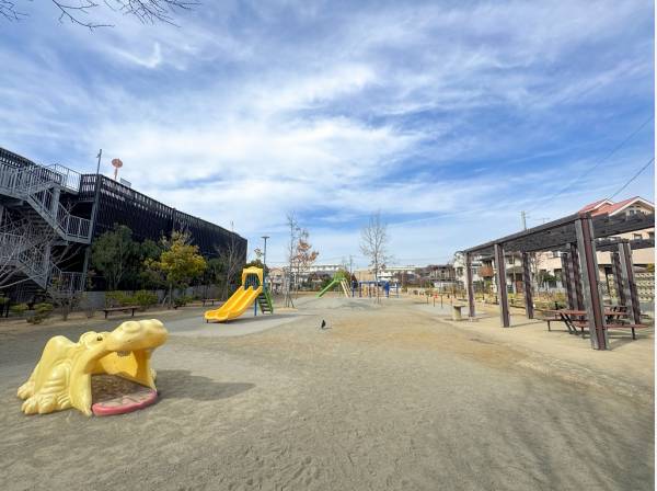 赤松どんぐり公園まで徒歩5分（約400m）