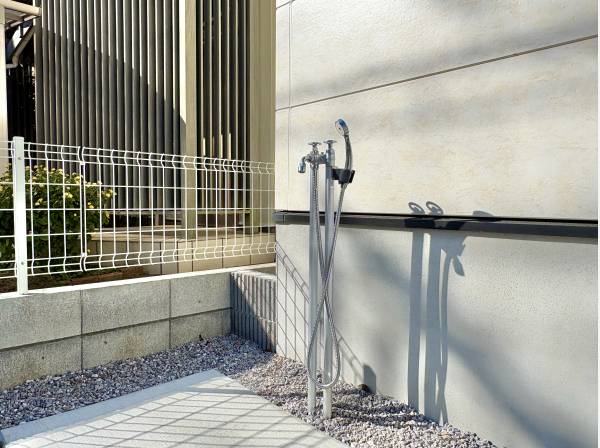 海で遊んでそのまま帰ってきても、外シャワーでジャブジャブ洗えちゃいます。