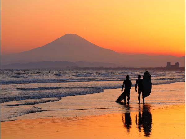 明日の天気を占う夕焼けの富士山を愛でる海岸お散歩コース。