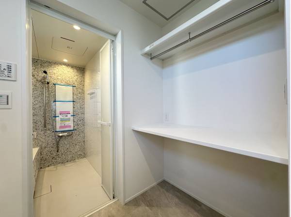 サニタリールームには大型の作業棚付！