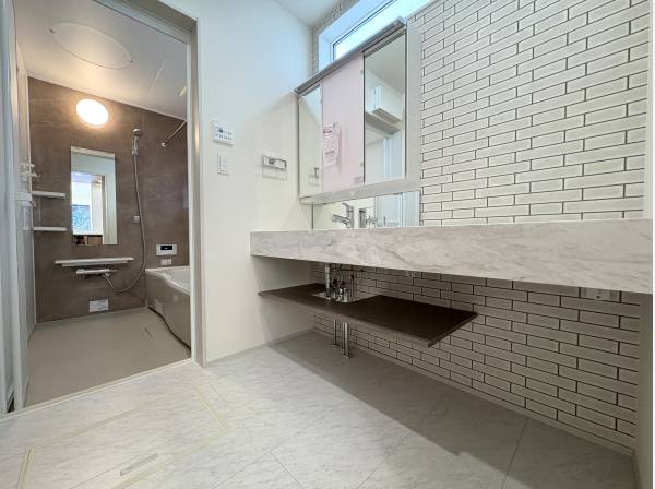 ホテルライクなパウダールームも広々