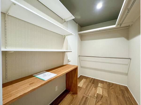 キッチン裏に大型パントリー付き！冷蔵庫もすべて隠せる仕様