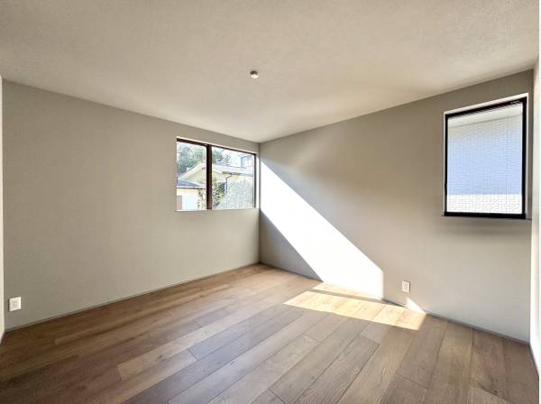 朝日がすっと差し込む静かなプライベート。