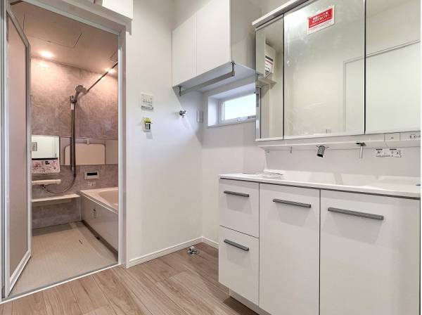 リネンスペースや物干しバーを設けたゆとりあるパウダールーム