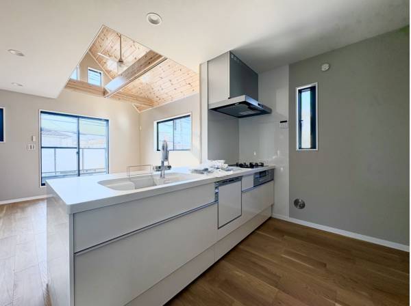 リビングを見渡すオープンキッチン