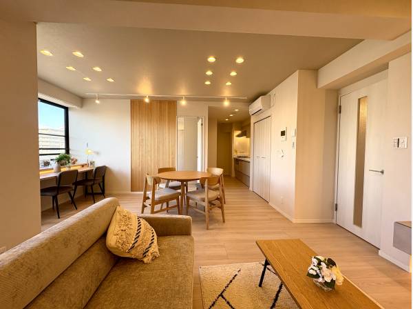 柔らかな灯りが包む穏やかなリビング