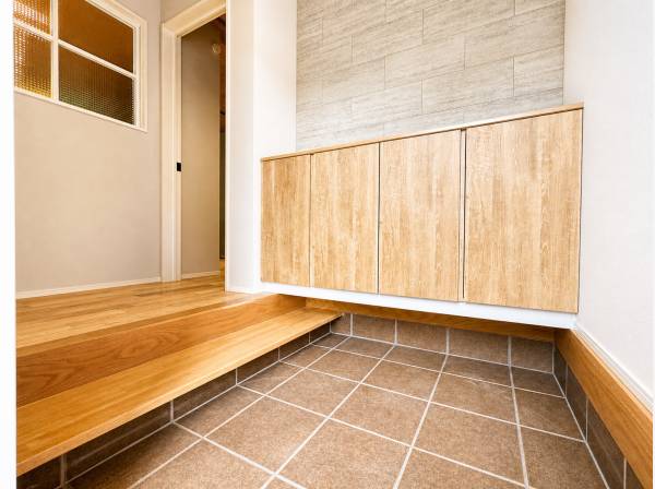 木の温もり感じる玄関、やさしく迎える上質な第一印象。