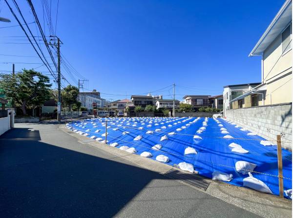 交通量の少ない道路に面しているので車の出入りも安心です
