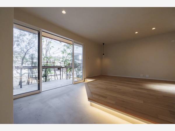 段差が生む立体的な大空間