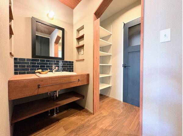 忙しい朝もゆとりを与えてくれるサニタリールームとバスルーム