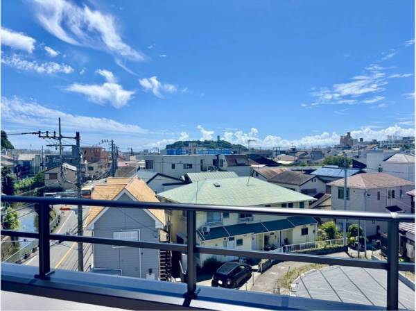 江の島を眺めながらテラスで一杯。毎日がリゾート気分。