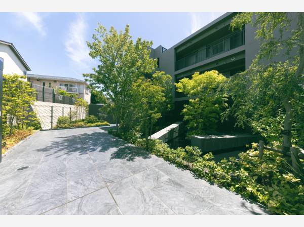 エントランスまでのアプローチ