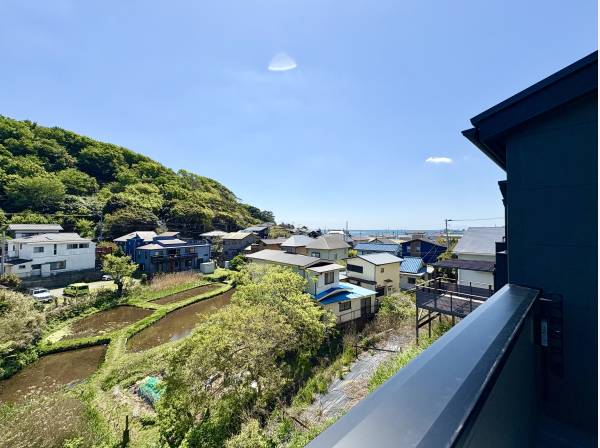 2階バルコニーからでも海を望めます！