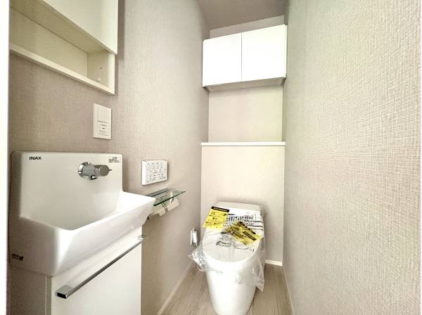 手洗いカウンター付きのトイレです。