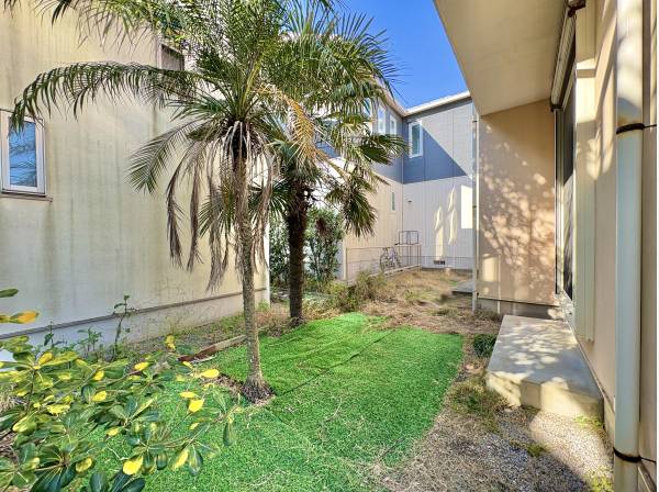 空が広く緑の多いお庭。閑静な趣を感じる環境です。