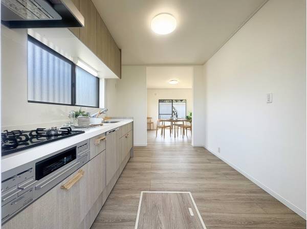 収納たっぷりのキッチンは窓から射し込む光が手元を明るく照らします
