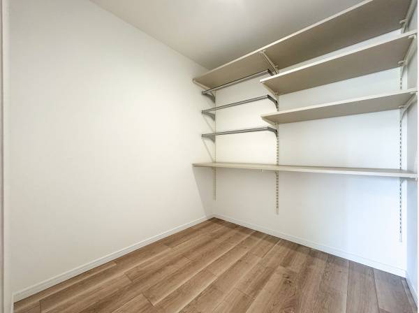 WIC内には高さを自在に調整できる棚を完備